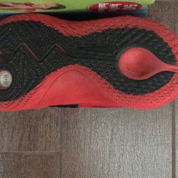 Basketball Shoes - Picture 6 of 7